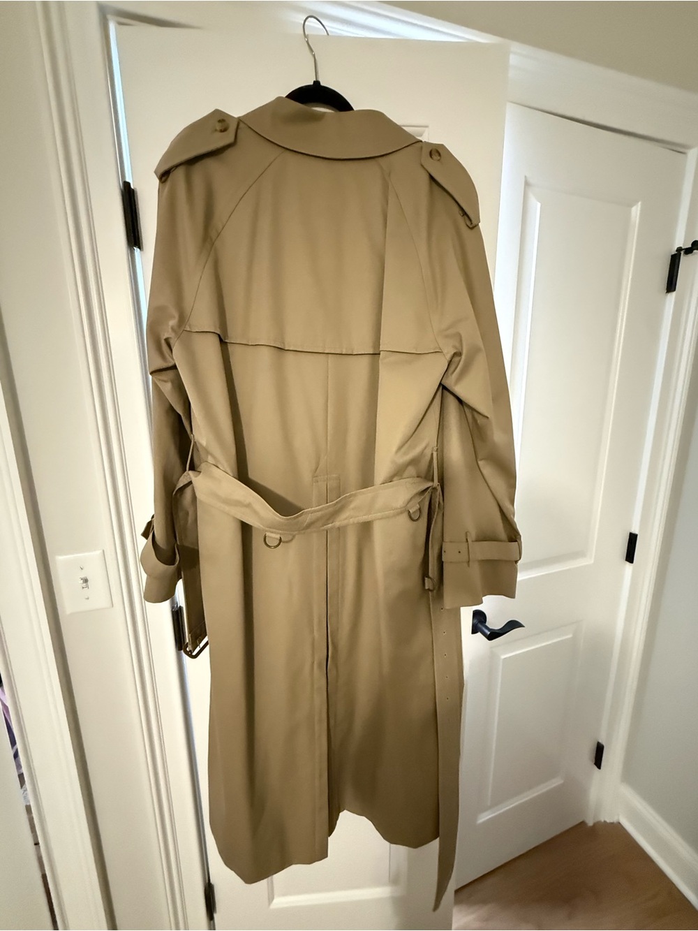Burberry Men’s Beige Double-Breasted Trench Coat. NWOT - Picture 2 of 10